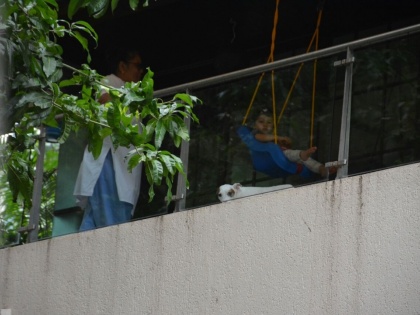 taimur ali khan snapped enjoying on the swing in his balcony | घराच्या बाल्कनीत झोपाळ्यावर खेळताना दिसला तैमूर अली खान!!