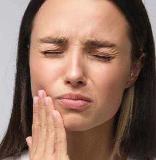 दात हलतात? कीड लागली? जास्त पैसे खर्च न करता घरीच करा 'हा' नॅचरल उपाय; दातदुखी होईल कमी