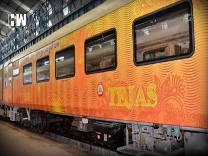 Private Tejas Express is delayed by an hour and a half | खासगी तेजस एक्स्प्रेसला दीड तासाचा उशीर, प्रवाशांचा खोळंबा