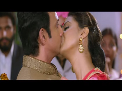 sharman joshi and tejashree pradhan starter babloo bachelor trailer | तेजश्री प्रधानने पहिल्याच हिंदी चित्रपटात दिला किसिंग सीन, पाहा बबलू बॅचलरचा ट्रेलर