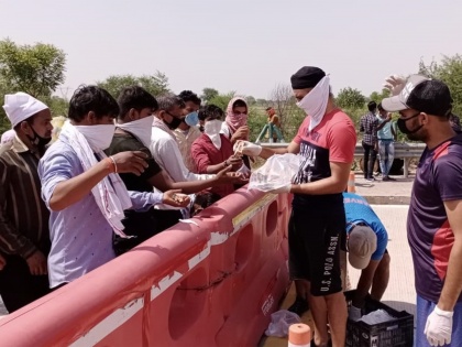 Tajinder Singh Dhillon has started distributing food and water to over 10000 refugees svg  | भारताचा क्रिकेटपटू उतरला रस्त्यावर; 10000 स्थलांतरितांना करतोय अन्न-पाणी वाटप