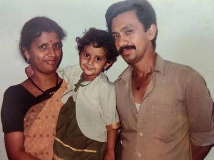 Do you know the cute girl posing in the photo with her parents?, today is a popular face of marathi television | आई-बाबांसोबत फोटोत पोझ देणाऱ्या मुलीला ओळखलंत का?, आज छोट्या पडद्यावरील आहे लोकप्रिय चेहरा