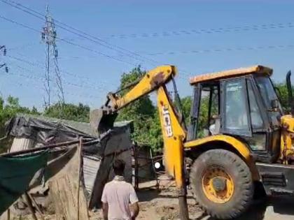 Construction department hammers on encroachment in Kopargaon; Station Road under heavy police security | कोपरगावात बांधकाम विभागाचा अतिक्रमणावर हातोडा; कडक पोलीस बंदोबस्तात स्टेशनरोड परिसरातील अतिक्रमण काढण्यास सुरुवात