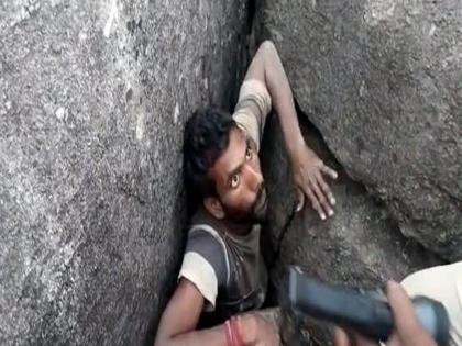 Telangana Youth trapped between rocks for 48 hours, accident happened while taking out mobile | मोबाईलच्या नादात २ दगडांमध्ये फसला युवक; ४८ तासानंतर सुटका, JCB नं केलं रेस्क्यू