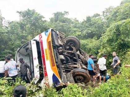 the bus overturned drunk driver dies 25 passengers injured in dharbandora goa accident | बस उलटली; मद्यपी चालक ठार, २५ प्रवासी जखमी