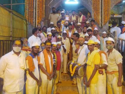 Champashshthi festival of Khandoba in Jejuri: Oil pot was removed from the fort | जेजुरीत कुलदैवत खंडोबा देवाचा चंपाषष्ठी उत्सव: गडावरून काढण्यात आला तेलहंडा