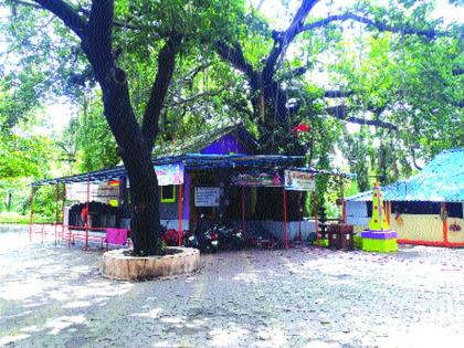 For the first time in Shravan, the temple of Khandeshwar was closed due to corona; Coronation at festivals | श्रावणात प्रथमच कोरोनामुळे खांदेश्वरचे देऊळ बंद; सण-उत्सवांवर कोरोनाचे सावट