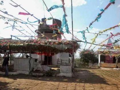 Unique temple where people offers slippers and sandals to Maa Durga | इथे दुर्गा देवीला अर्पण केल्या जातात चप्पल आणि सॅंडल, कारण वाचून व्हाल थक्क!