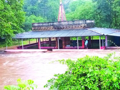 Flood siege of Mahapurush temple, rain fog in Casarda | महापुरुष मंदिराला पुराचा वेढा, कासार्डेत पावसाचे धुमशान