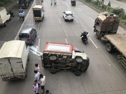 Tempo flipped in an attempt to avoid an accident; Incident on Sion Panvel Road | अपघात टाळण्याच्या प्रयत्नात टेम्पो पलटला; सायन पनवेल मार्गावरील घटना 