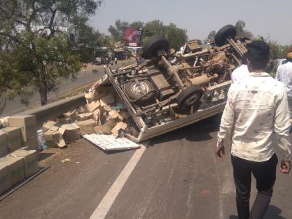 Sudden tire rupture caused tempo to reverse, disrupting traffic on Pune-Bangalore highway | अचानक टायर फुटल्याने टेम्पो झाला पलटी, पुणे-बंगळुरू महामार्गावरील वाहतूक विस्कळीत