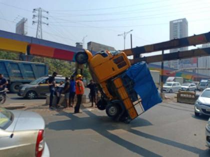 Tempo hits height barrier near flyover, driver injured; Traffic jam on Nashik-Mumbai route | उड्डाणपुलाजवळ हाईट बॅरियरला टेम्पोची धडक, चालक जखमी; नाशिक-मुंबई मार्गावर वाहतूक कोंडी