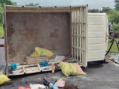 A woman died, 7 people were injured in a terrible tempo accident on the marine highway at Mithagawane in Rajapur taluka | Ratnagiri: ओव्हरटेक करताना टेम्पो उलटून फरफटत गेला; १ महिला ठार, ७ जखमी 