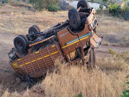 Series of accidents continue in Shirdale Ghat, demand for construction of cement ramparts along the road | Pune: शिरदाळे घाटात अपघाताची मालिका सुरूच, रस्त्याशेजारी सिमेंटकठडे बांधण्याची मागणी