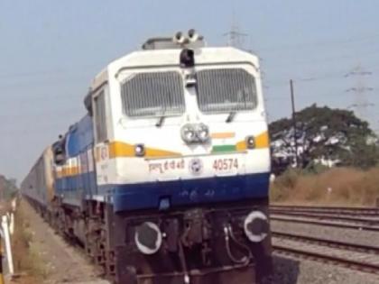 Engine of Pune Kolhapur Fast Demo broke down in Koregaon, railway traffic stopped for two hours | पुणे-कोल्हापूर फास्ट डेमूचे इंजिन कोरेगावात निकामी, रेल्वे वाहतूक दोन तास ठप्प