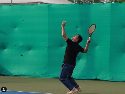 Video - MS Dhoni wins the first match in Tennis tournament at JSCA | Video : महेंद्रसिंग धोनीचं टेनिस कोर्टवर पदार्पण, येथेही विरोधी टीमने मानली हार 