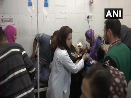 Grenade attack in Srinagar market; 1 died, 15 people were injured | श्रीनगरच्या बाजारात ग्रेनेड हल्ला; एकाचा मृत्यू तर १५ जण जखमी 