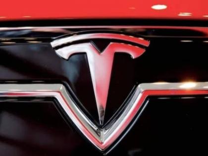 A robot becomes a human enemy, attacks an engineer in a Tesla factory | धक्कादायक! रोबोट माणसाचा बनला शत्रू, टेस्ला कारखान्यातील अभियंत्यावर हल्ला