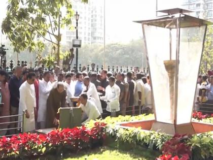 Shiv Sena UBT & MNS Alliance: 'शिवतीर्थ'वर राज-उद्धव! बाळासाहेबांच्या स्मृतीस्थळावर संपूर्ण ठाकरे कुटुंबाचं अभिवादन - Marathi News | Raj-Uddhav Thackeray on 'Shivatiirth'! Entire Thackeray family pays homage at Balasaheb's memorial site | Latest politics News at Lokmat.com