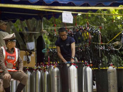 Volunteer diver dies after running out of oxygen during Thai cave rescue | फुटबॉल खेळाडूंना वाचवताना माजी नौदल सैनिकाचा मृत्यू