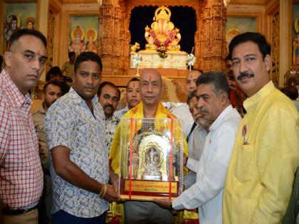 Thailand's Army chief took darshan of Dagdusheth ganpati | थायलंडचे लष्करप्रमुख दगडूशेठ गणपतीच्या दर्शनाला