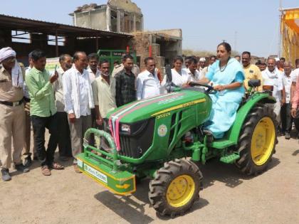 Minister Yashomati Thakur drove a tractor while testing the tractor made available to the farmers | जेव्हा मंत्री यशोमती ठाकूर स्वत: ट्रॅक्टर चालवितात...