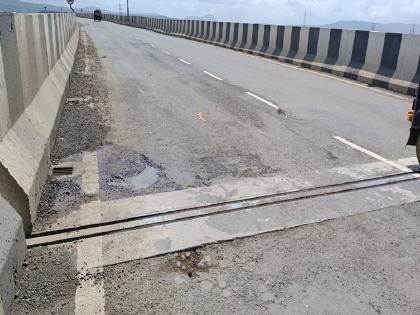 Potholes within a month on the flyover costing 47 crores which was opened for traffic a month ago | महिनाभरापूर्वी वाहतुकीसाठी खुला करण्यात आलेल्या ४७ कोटी खर्चाच्या उड्डाणपुलावर महिन्याभरातच खड्डे