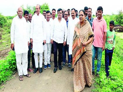 Adv. Yashomati Thakur along made an inspection tour of of agricultural damage of some villages in Amravati Taluka | नुकसानीच्या पाहणीसाठी यशोमती ठाकूर बांधावर; तत्काळ पंचनाम्याचे प्रशासकीय यंत्रणेला निर्देश