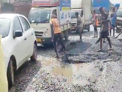 Ganaraya's journey through the pit on Anjurphata Kharbav Chinchoti Road in Bhiwandi | भिवंडीतील अंजुरफाटा खारबाव चिंचोटी रस्त्यावरील गणरायाचा प्रवास खड्ड्यातून