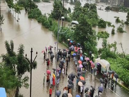 The situation of the residents as the water of the Kalu river flows over the bridge in Titwala | टिटवाळा मंदिर मुख्य रोडवरील साकव पुल पाण्याखाली; रहिवाश्यांचे हाल