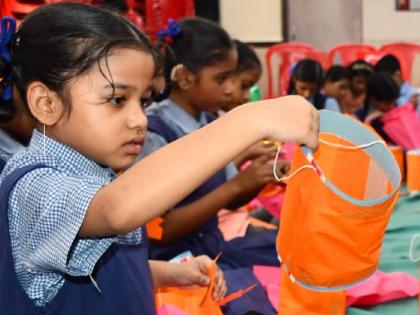 Deaf children celebrated Diwali by painting Akashkandil and Pantai in thane | आकाशकंदील, पणत्या रंगवून कर्णबधिर मुलांनी साजरी केली दिवाळी