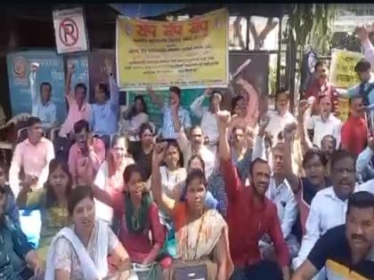 In sanctity of non-teaching staff movement; Gathered in the college yard | शिक्षकेत्तर कर्मचारी आंदोलनाच्या पावित्र्यात; गेटवर बसून, काळ्या फिती लावून निषेध