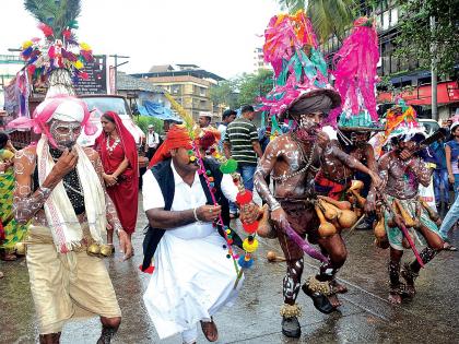 A vision of tribal culture took place in Kalyan from seven Chitraratha | कल्याणमध्ये सात चित्ररथांतून घडले आदिवासी संस्कृतीचे दर्शन