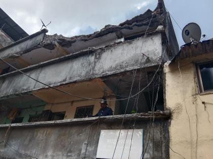 Thane: Second floor slab collapses in Kalva Today; Loss of bike, safe escape of occupants | Thane: कळव्यात इमारतीच्या दुसऱ्या मजल्यावरील स्लॅब कोसळला; दुचाकीचे नुकसान, रहिवाशांची सुखरूप सुटका