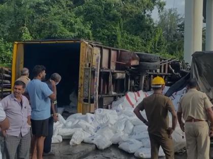 Truck overturned again in Thane, traffic jam for six hours; Buses and bikers coming in the wrong direction add to the chaos again | ठाण्यात पुन्हा ट्रक पलटी, सहा तास वाहतुकीची कोंडी; चुकीच्या दिशेने आलेल्या बस आणि दुचाकीस्वारांमुळे पुन्हा काेंडीत भर