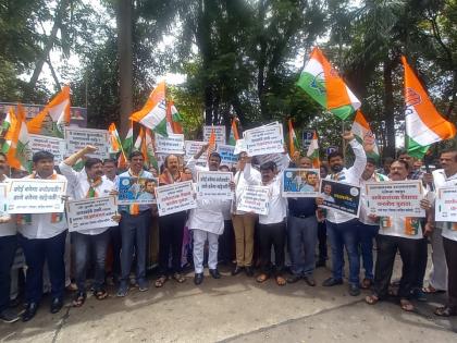 against potholes and dividers congress protest in front of tmc headquarters | रस्त्यावर पडलेले खड्डे व दुभाजकाविरोधात; ठामपा मुख्यालयासमोर काॅग्रेसचे आंदोलन