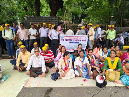 Fast in Thane to demand suspension of employee service, including inquiry into 'bogus' tribal caste validity certificates | 'बोगस' आदिवासींच्या जात वैधता प्रमाणपत्राच्या चौकशीसह कर्मचारी सेवेतील खंड वगळण्यासाठी ठाण्यात उपोषण