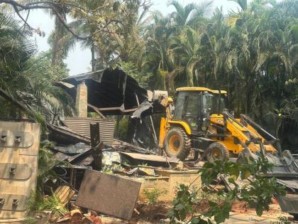 Bombay Duck Hotel encroachment in Yeoor finally hammered | येऊर मधील बॉम्बे डक हॉटेलच्या अतिक्रमणावर अखेर हातोडा