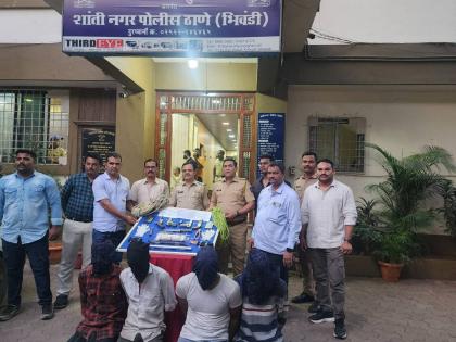 Shantinagar police arrest four people preparing to commit robbery, seize 4 pistols, BMW car | दरोडा टाकण्याच्या तयारीत असलेल्या चौघा जणांच्या शांतीनगर पोलिसांनी आवळल्या मुसक्या,४ पिस्टल बी एम डब्लू कार जप्त Shantinagar police arrest four people preparing to commit robbery, seize 4 pistols, BMW car | दरोडा टाकण्याच्या तयारीत असलेल्या चौघा जणांच्या शांतीनगर पोलिसांनी आवळल्या मुसक्या,४ पिस्टल बी एम डब्लू कार जप्त