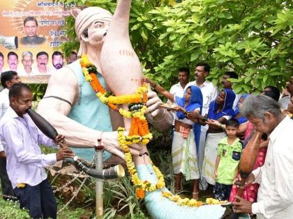 Tribal people in Thane celebrated Vasubars | ठाण्यात आदिवासींनी साजरा केली वसुबारस