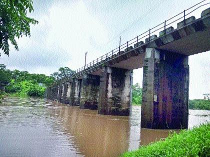 Vangani-Karava-rocks pool is dangerous | वांगणी-काराव-पाषाणे पूल धोकादायक