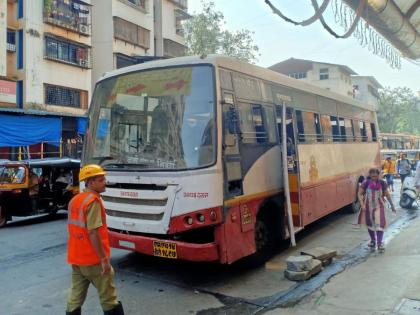 Thane: ST bus caught fire due to short circuit in Thane, luckily 70 passengers escaped | Thane: ठाण्यात एसटीच्या बसला शॉर्टसर्किटमुळे आग, सुदैवाने ७० प्रवाशी बचावले