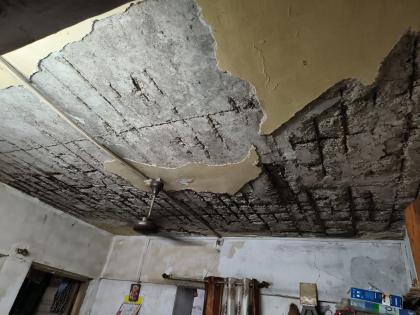 three people were injured when the ceiling plaster fell in the kopri thane | कोपरीत छताचे प्लास्टर पडून तीन जण जखमी