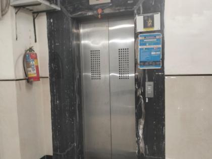 Collector's office lift got stuck, later 5 people got out safely | जिल्हाधिकारी कार्यालयाची लिफ्ट मध्येच अडकली, नंतर ५ जणांची सुखरूप सुटका