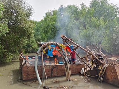 Thane: Two illegal sand mining barges and three pumps destroyed in operation in Kalher, Aalimghar Bay of Bhiwandi | Thane: भिवंडीच्या काल्हेर, आलीमघर खाडीतील कारवाईत अवैध वाळू उत्खनन करणारे दोन बार्ज व तीन पंप नष्ट