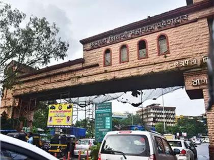 Pieces from crumbling Thane arch fall on pedestrians and cars | ठाण्यात शिरताना जरा जपून; प्रवेशालाच धोका!