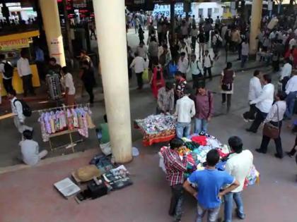 on thane station MNS beaten hawkers | ठाण्यात मनसे-फेरीवाल्यांमध्ये धक्काबुक्की