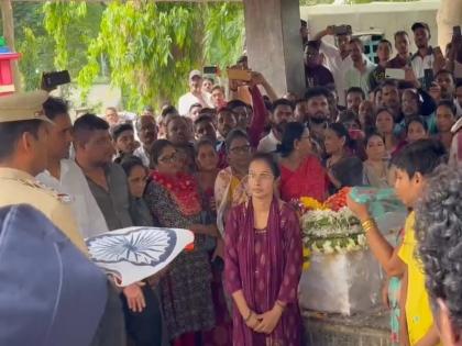Martyred soldier Naresh Nikam of Ulhasnagar given state funeral | उल्हासनगरातील शहीद जवान नरेश निकम यांच्यावर शासकीय इंतमात अंत्यसंस्कार Martyred soldier Naresh Nikam of Ulhasnagar given state funeral | उल्हासनगरातील शहीद जवान नरेश निकम यांच्यावर शासकीय इंतमात अंत्यसंस्कार