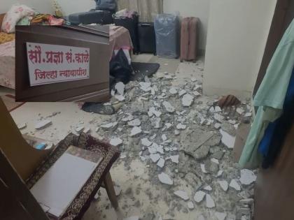 Thane: Slab collapses at district judge's government house; judge files complaint with police against PWD | ठाणे : जिल्हा न्यायाधीशांच्या शासकीय घरातील स्लॅब कोसळला; न्यायाधीशांची पीडब्ल्यूडीविरोधात पोलिसांत तक्रार Thane: Slab collapses at district judge's government house; judge files complaint with police against PWD | ठाणे : जिल्हा न्यायाधीशांच्या शासकीय घरातील स्लॅब कोसळला; न्यायाधीशांची पीडब्ल्यूडीविरोधात पोलिसांत तक्रार