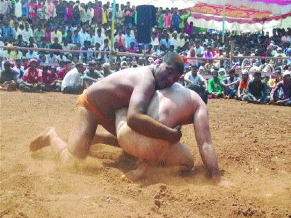 Dashrath Borade attraction, the Kusta said, this year the absence of female wrestlers | साठीचे दशरथ बोराडे आकर्षण , कुस्त्यांनी सांगता, यंदा महिला मल्लांची अनुपस्थिती